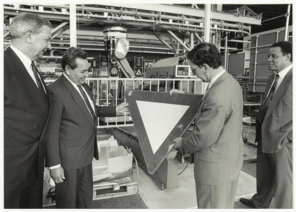 Verkeersmiddelenbedrijf Nederland-Haarlem BV tijdens het bezoek van de Arubaanse mininster. V.l.n.r. F.Landesbergen, minister Kelly(midden) en directeur F.Delwel. NL-HlmNHA 54034035