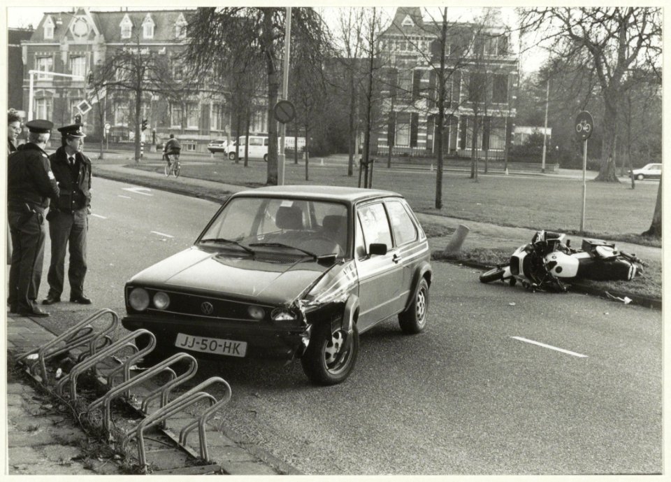 Verkeersongeval op de Wagenweg.Florapark. NL-HlmNHA 54031928