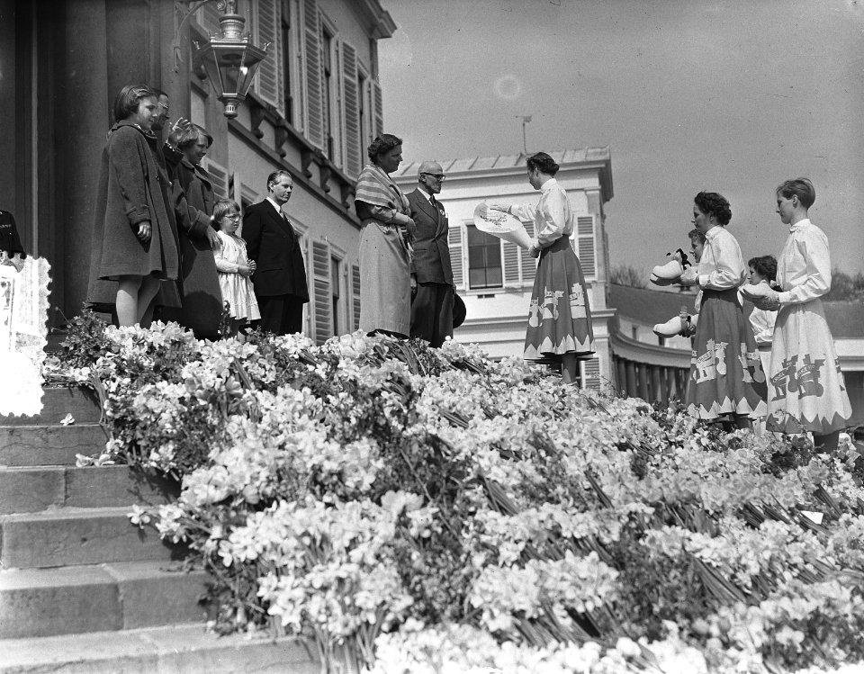 Verjaardag Koningin Juliana Soestdijk, defile aanbiedin geschenk, Bestanddeelnr 906-4407