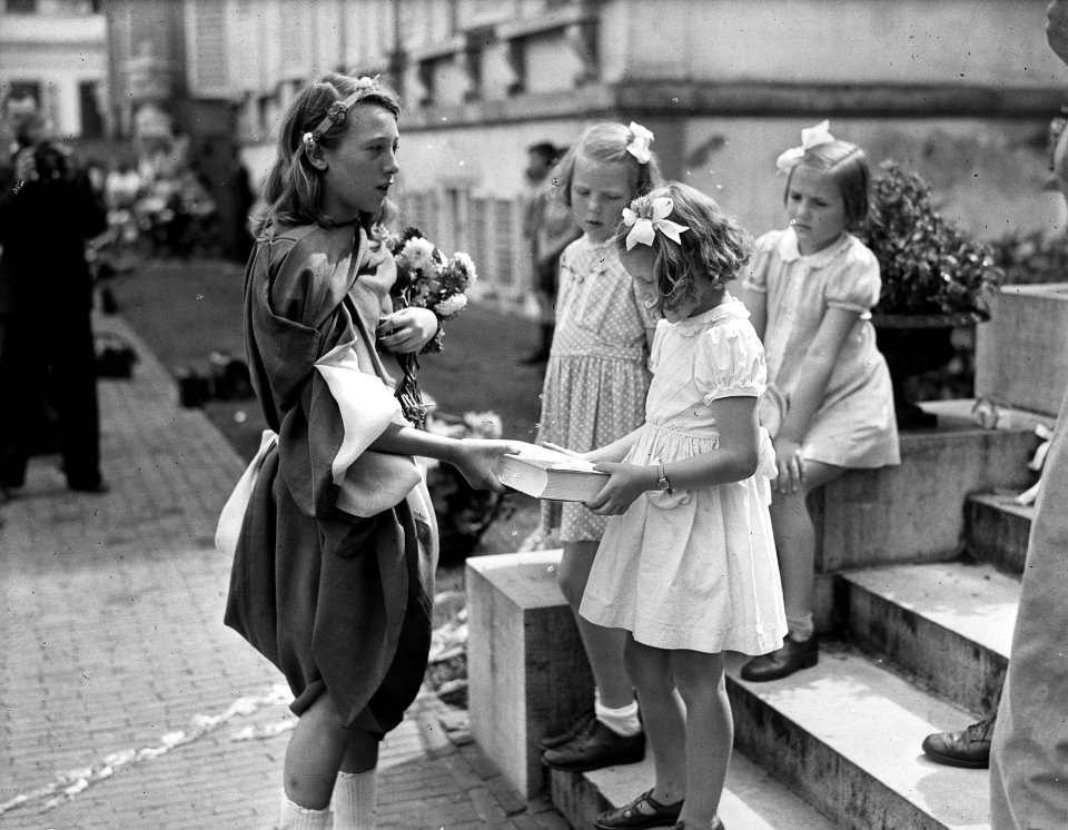 Verjaardag Prinses Irene. Irene krijgt geschenk aangeboden, Bestanddeelnr 901-8812