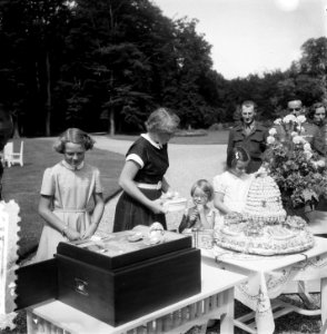 Verjaardag Prinses Irene . Aanbieding cadeau, Bestanddeelnr 905-2526