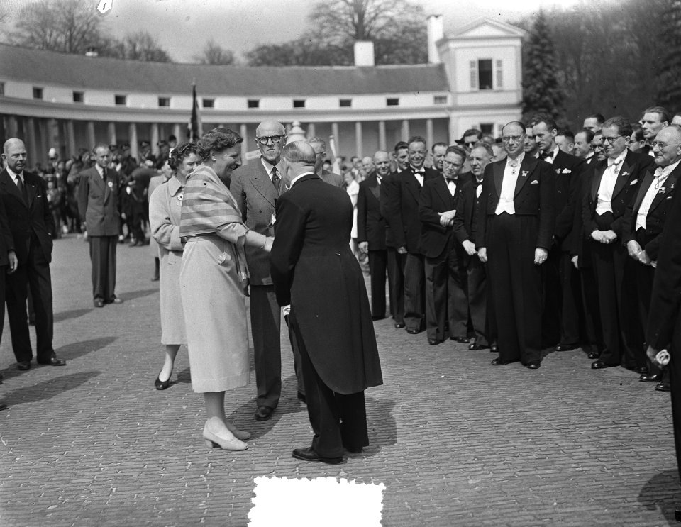 Verjaardag Koningin Juliana Soestdijk, defile aanbiedin geschenk, Bestanddeelnr 906-4403