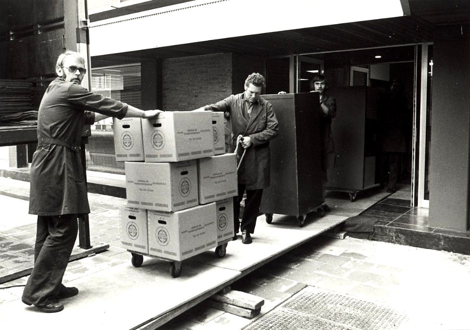 Verhuizing van de Raamsingel, naar de Zijlsingel, de ambtelijke stukken worden de nieuwbouw binnengebracht. Aangekocht in 1976 van fotograaf C. de Boer