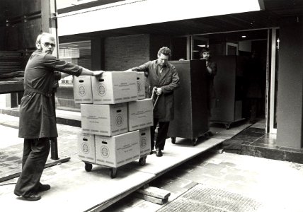 Verhuizing van de Raamsingel, naar de Zijlsingel, de ambtelijke stukken worden de nieuwbouw binnengebracht. Aangekocht in 1976 van fotograaf C. de Boer