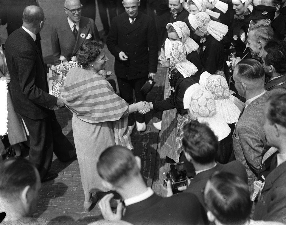 Verjaardag Koningin Juliana Soestdijk, defile aanbiedin geschenk, Bestanddeelnr 906-4405