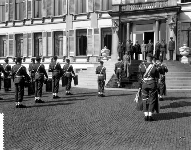 Verjaardag Prins Bernhard . Defile. Het tambourcorps van de Koninklijke Militair, Bestanddeelnr 912-6640