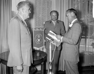 Verjaardag Prins Bernhard . Defile. Reserveofficieren bieden een Fanion aan, Bestanddeelnr 912-6648