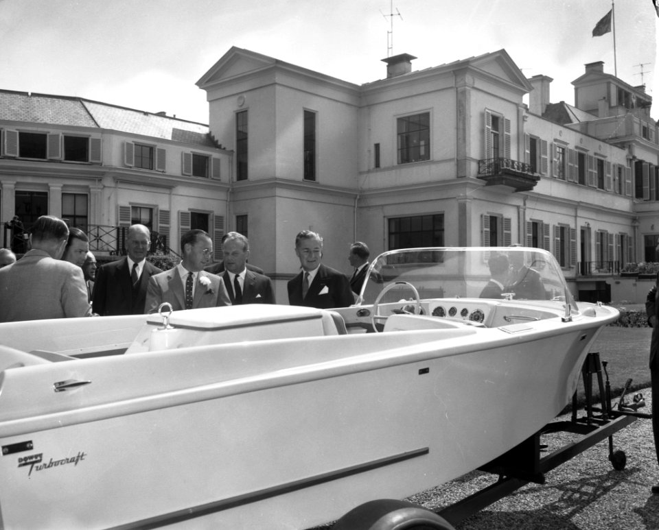 Verjaardag Prins Bernhard . Defile. Vrienden bieden raceboot aan, Bestanddeelnr 912-6663