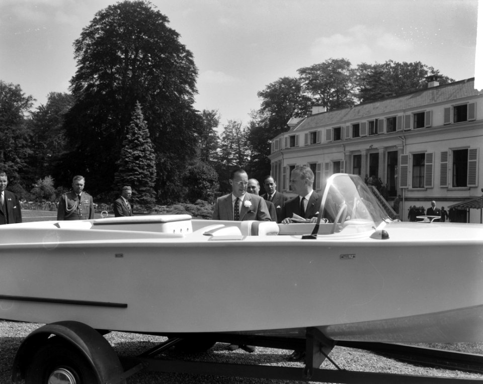 Verjaardag Prins Bernhard . Defile. Vrienden bieden raceboot aan, Bestanddeelnr 912-6662