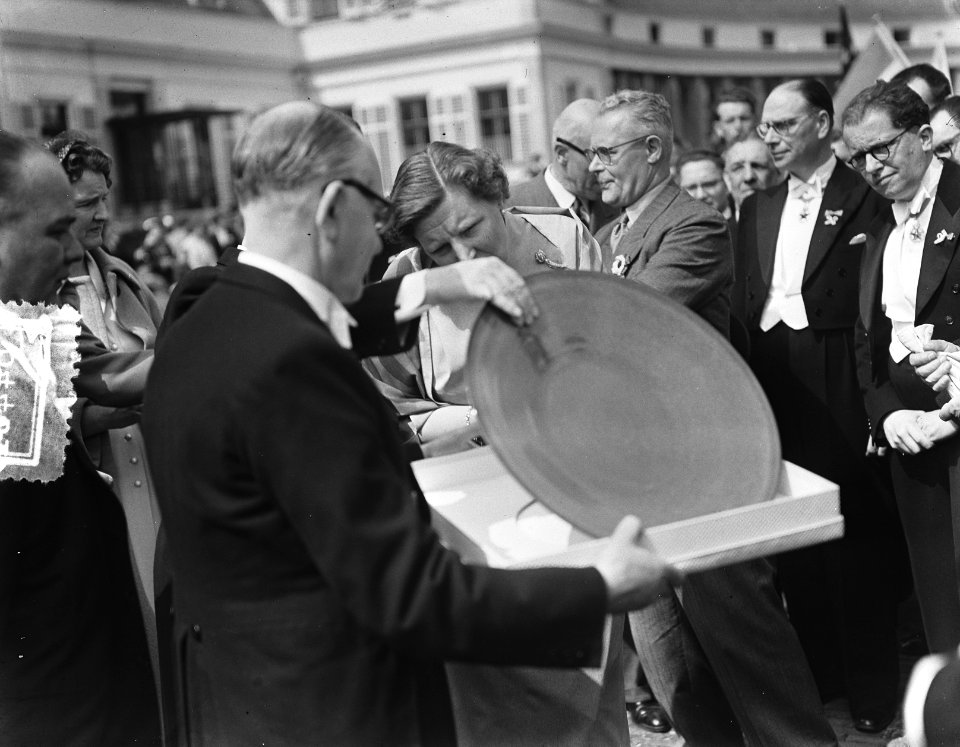 Verjaardag Koningin Juliana Soestdijk, defile aanbiedin geschenk, Bestanddeelnr 906-4401