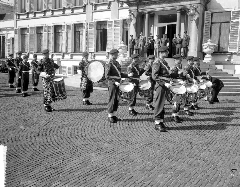 Verjaardag Prins Bernhard . Defile. Het tambourcorps van de Koninklijke Militair, Bestanddeelnr 912-6642
