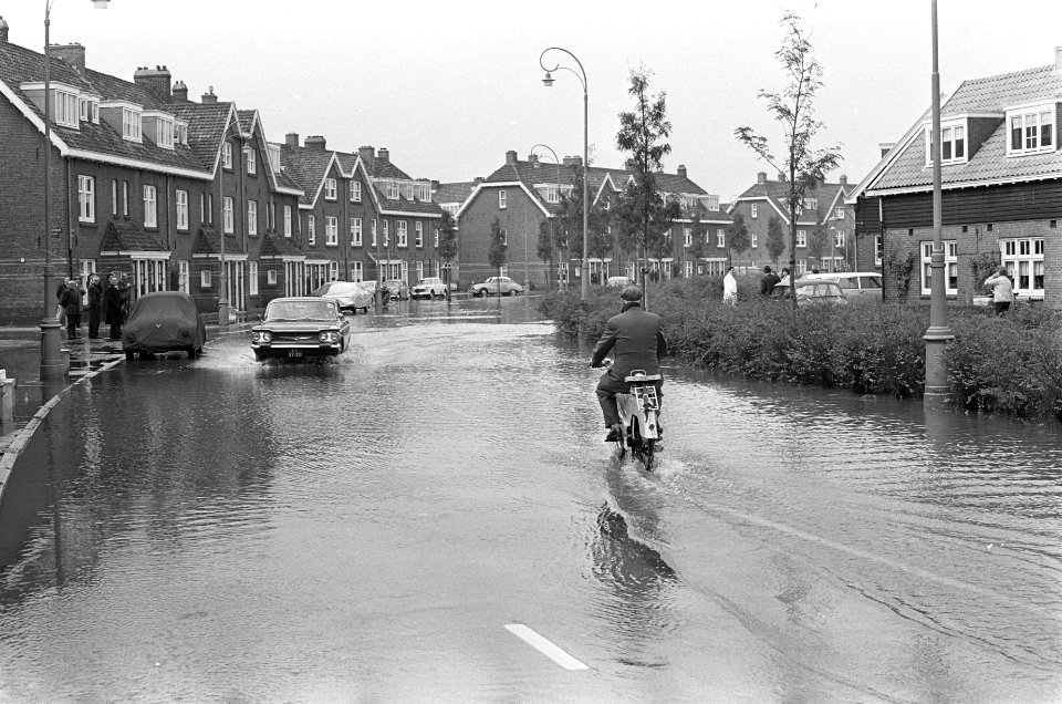 Verkeershinden door de ondergelopen straten, Bestanddeelnr 919-6126
