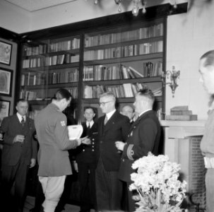 Verjaardag prinses Margriet. Prins Bernhard in gesprek met de delegatie van koop, Bestanddeelnr 255-7939