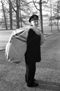 Verjaardag prinses Beatrix . Postbode met zak gaat hek door, Bestanddeelnr 913-4647