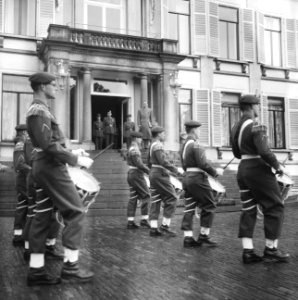 Verjaardag van Zijne Koninklijke Hoogheid Prins Bernhard defile (Aubade), Bestanddeelnr 911-3796