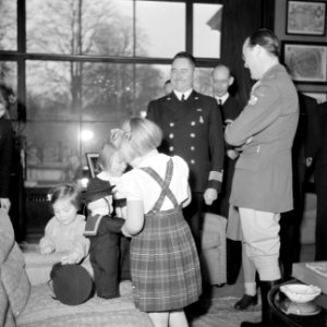 Verjaardag prinses Margriet. De prinsessen Beatrix, Irene en Margriet spelen met, Bestanddeelnr 255-7945