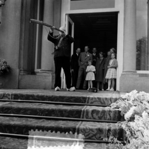 Verjaardag Koningin Juliana Soestdijk, defile, midwinterhoorn, Bestanddeelnr 906-4379