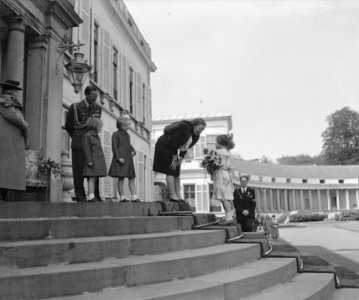 Verjaardag prinses Juliana. Juliana ontvangt bloemen, Bestanddeelnr 901-7002