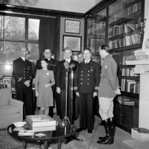 Verjaardag prinses Margriet. Prins Bernhard met een groep koopvaardij-officieren, Bestanddeelnr 255-7930