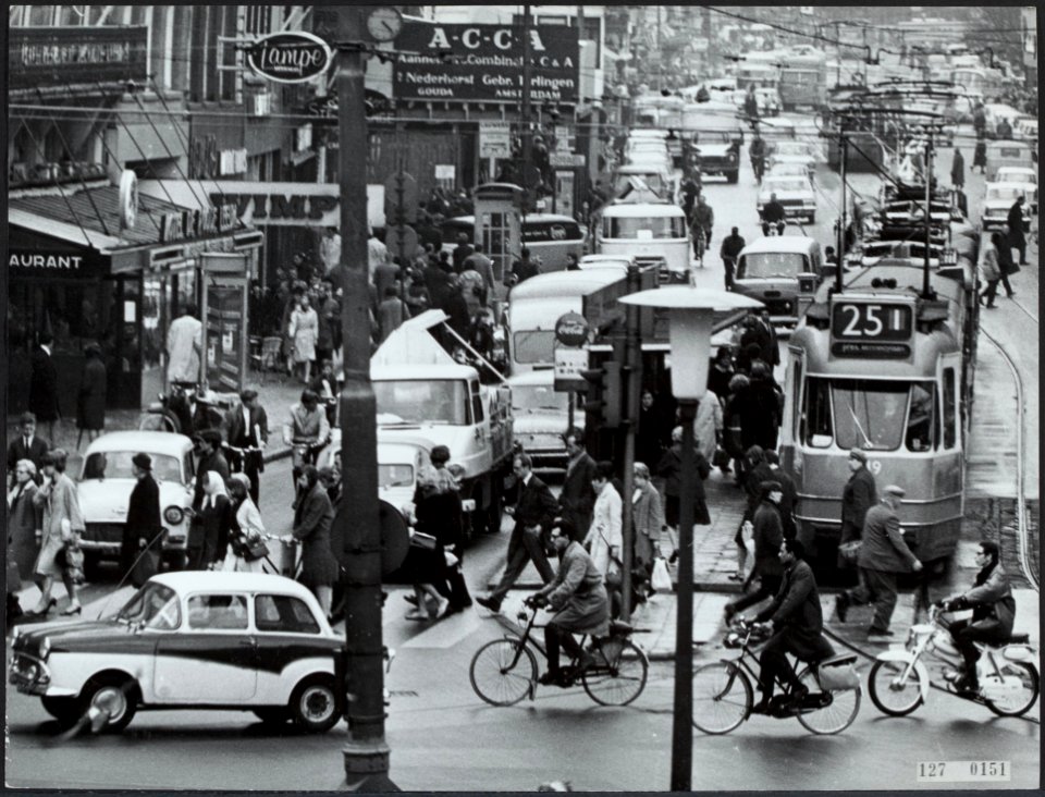 Verkeersituatie Damrak Amsterdam, Bestanddeelnr 127-0151