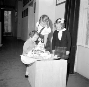 Verjaardag prinses Margriet. Prinses Margriet pakt een cadeau uit de prinsessen, Bestanddeelnr 255-7944
