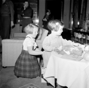 Verjaardag prinses Margriet. Prinses Margriet pakt een pop uit, geholpen door pr, Bestanddeelnr 255-7948