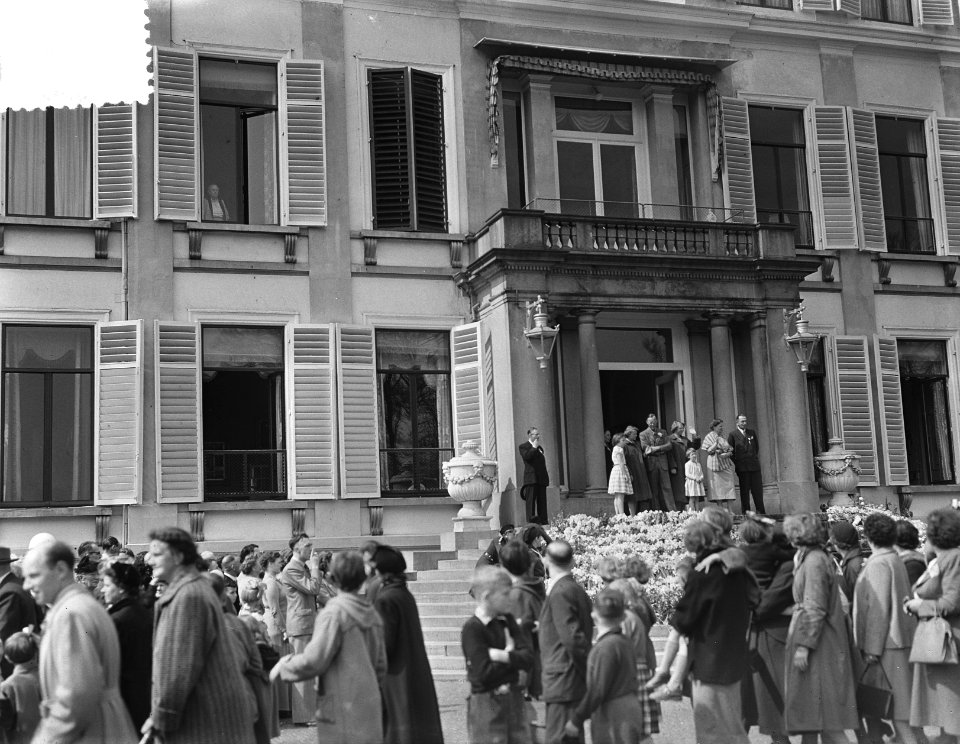 Verjaardag Koningin Juliana Soestdijk, defile langs bordes, Bestanddeelnr 906-4390
