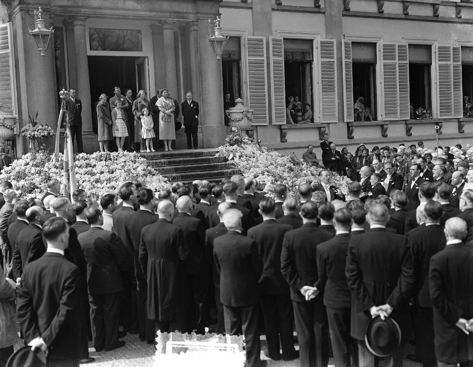 Verjaardag Koningin Juliana Soestdijk, defile langs bordes, Bestanddeelnr 906-4392