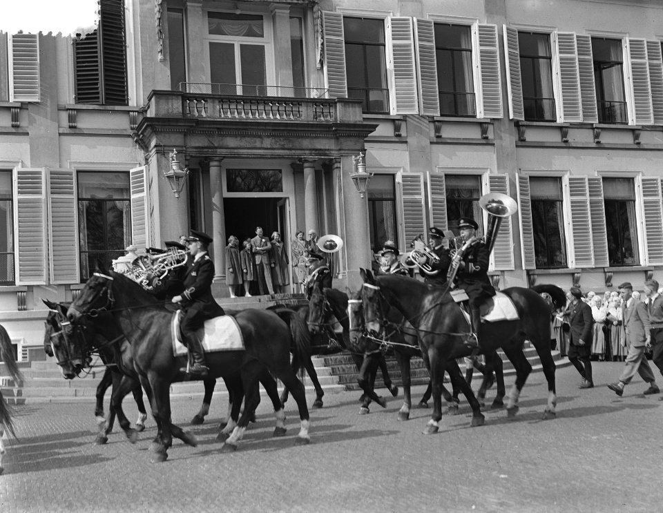 Verjaardag Koningin Juliana Soestdijk, defile Staffanfare Rij Vereniging, Bestanddeelnr 906-4400