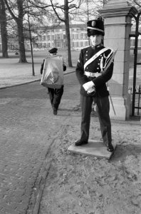 Verjaardag prinses Beatrix . Banketbakker gaat door hek, Bestanddeelnr 913-4645