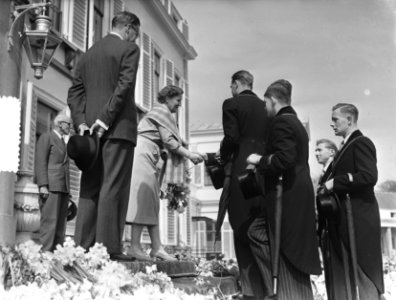 Verjaardag Koningin Juliana Soestdijk, defile aanbiedin geschenk, Bestanddeelnr 906-4406