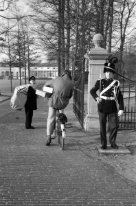 Verjaardag prinses Beatrix . Banketbakker gaat door hek, Bestanddeelnr 913-4644