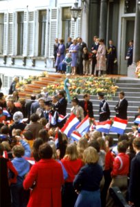 Verjaardag Koningin Juliana. Familie op bordes paleis Soestdijk, 30 april 1977, Bestanddeelnr 010-0601