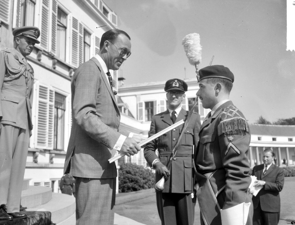 Verjaardag Prins Bernhard . Defile. Prins Bernhard dankt voor de hulde, Bestanddeelnr 912-6646