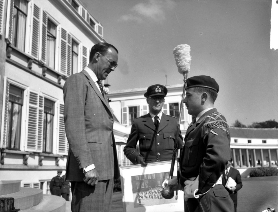 Verjaardag Prins Bernhard . Defile. Prins Bernhard dankt voor de hulde, Bestanddeelnr 912-6645