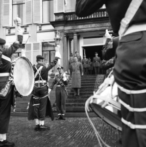 Verjaardag van Zijne Koninklijke Hoogheid Prins Bernhard defile (Aubade), Bestanddeelnr 911-3802