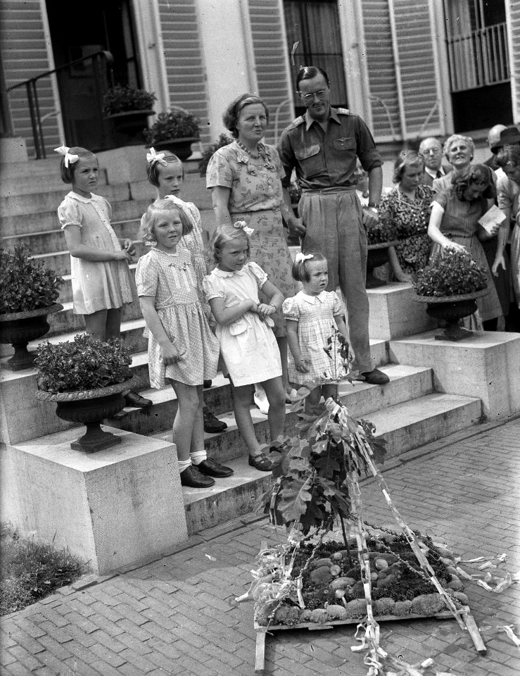 Verjaardag Prinses Irene. Prinsessen met vriendinnetjes en prinses Juliana en Pr, Bestanddeelnr 901-8805