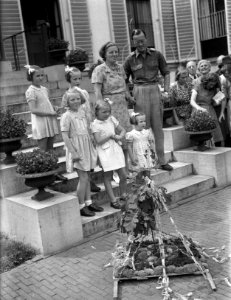 Verjaardag Prinses Irene. Prinsessen met vriendinnetjes en prinses Juliana en Pr, Bestanddeelnr 901-8805