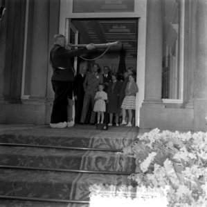 Verjaardag Koningin Juliana Soestdijk, defile, midwinterhoorn, Bestanddeelnr 906-4378