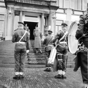 Verjaardag van Zijne Koninklijke Hoogheid Prins Bernhard defile (Aubade), Bestanddeelnr 911-3795