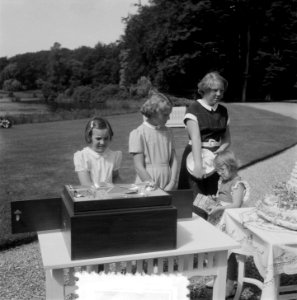 Verjaardag Prinses Irene . Aanbieding cadeau, Bestanddeelnr 905-2525