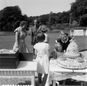 Verjaardag Prinses Irene . Aanbieding cadeau, Bestanddeelnr 905-2524
