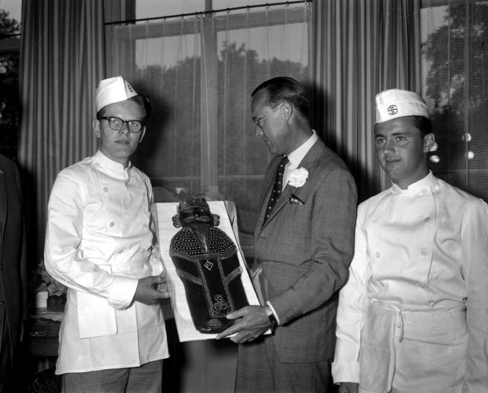 Verjaardag Prins Bernhard . Defile. Bakkerjongens bij prins, Bestanddeelnr 912-6652