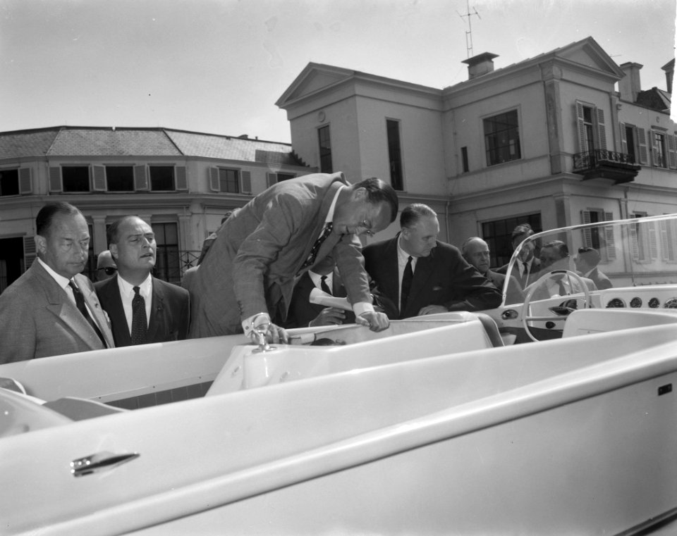 Verjaardag Prins Bernhard . Defile. Vrienden bieden raceboot aan. Zie ook nr. 12, Bestanddeelnr 912-6664