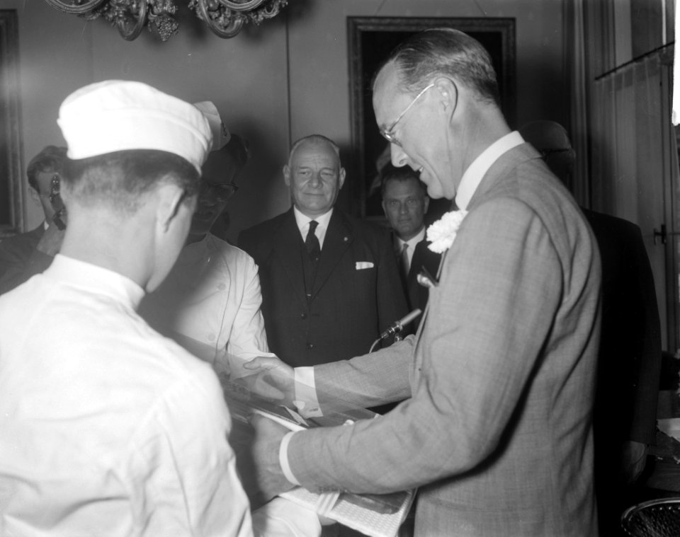 Verjaardag Prins Bernhard . Defile. Station van Maalderij en Bakkerij te Wagenin, Bestanddeelnr 912-6650