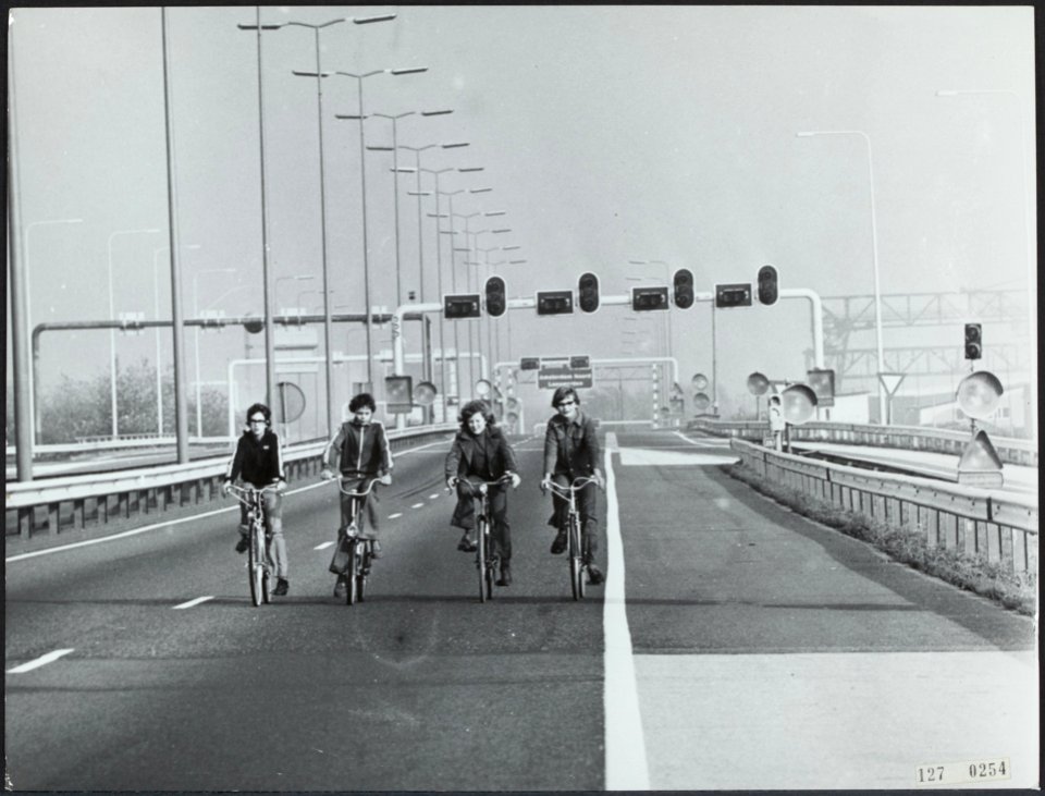 Verkeer, fietsers buiten de stad, autoloze zondag, Bestanddeelnr 127-0254