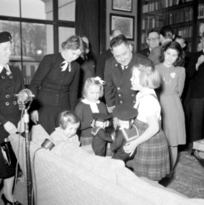 Verjaardag prinses Margriet. De prinsessen Beatrix, Irene en Margriet en leden v, Bestanddeelnr 255-7943