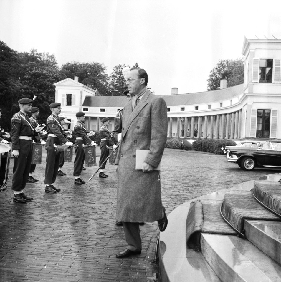 Verjaardag van Zijne Koninklijke Hoogheid Prins Bernhard defile (Aubade), Bestanddeelnr 911-3800