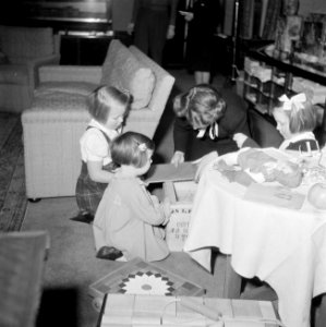 Verjaardag prinses Margriet. De prinsessen Beatrix, Irene en Margriet bekijken d, Bestanddeelnr 255-7934