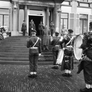 Verjaardag van Zijne Koninklijke Hoogheid Prins Bernhard defile (Aubade), Bestanddeelnr 911-3801